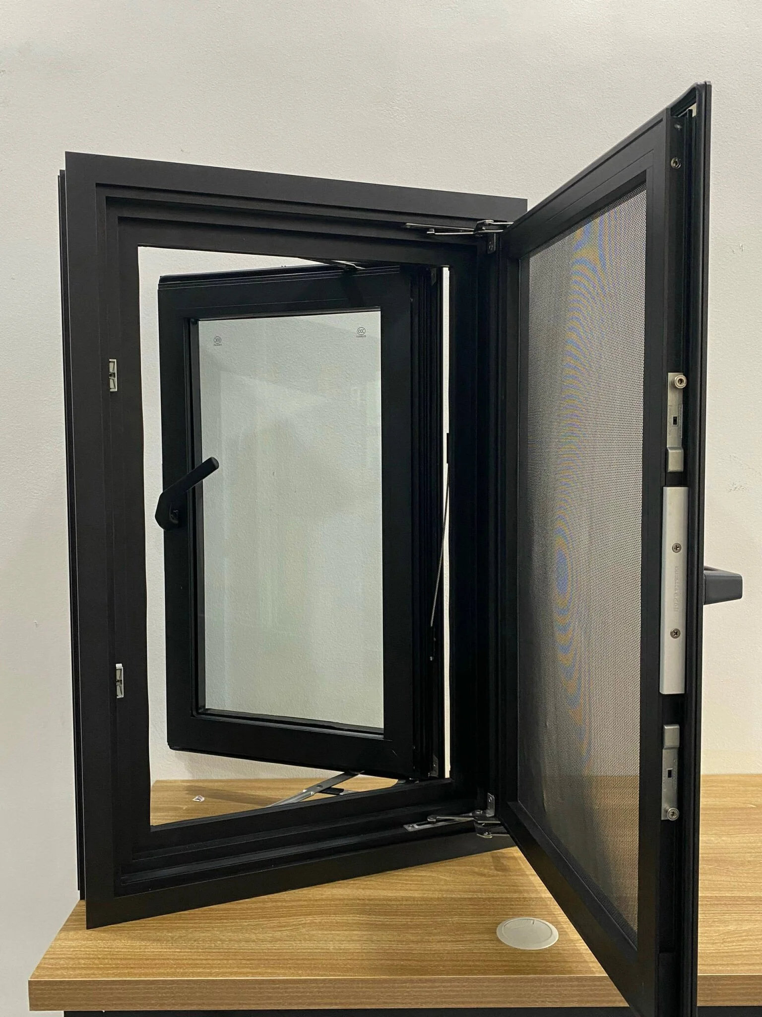 Cửa sổ mở quay L124WB Euro -có lưới chống muỗi