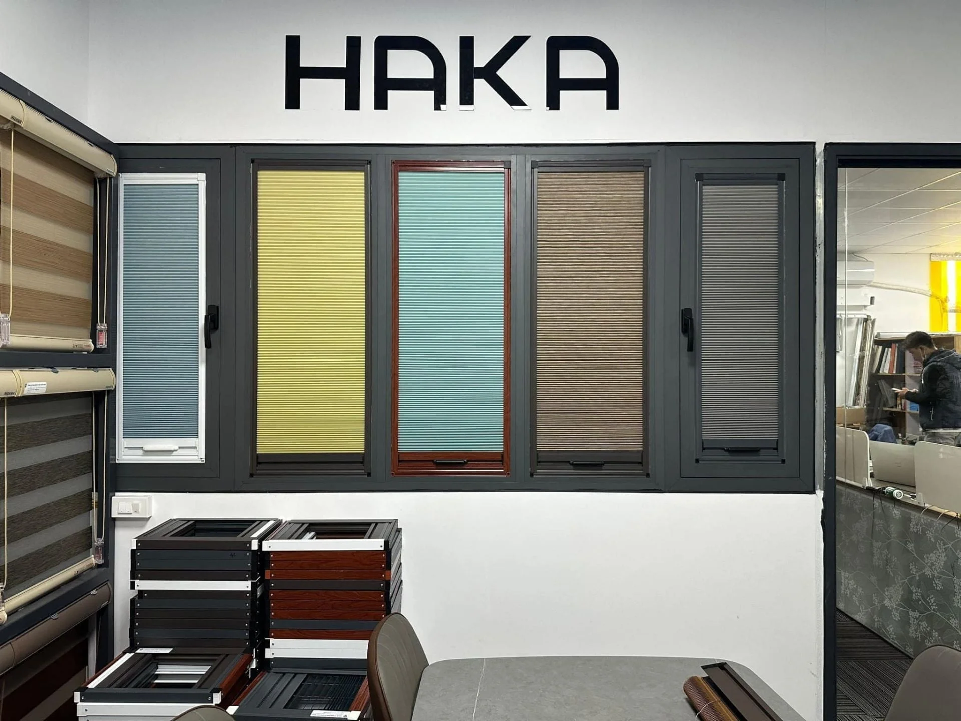 Rèm tổ ong trên kính