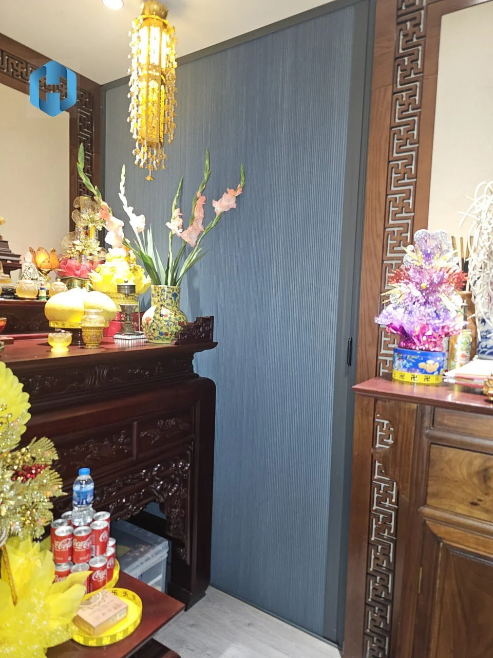 Vách tổ ong ngăn phòng thờ